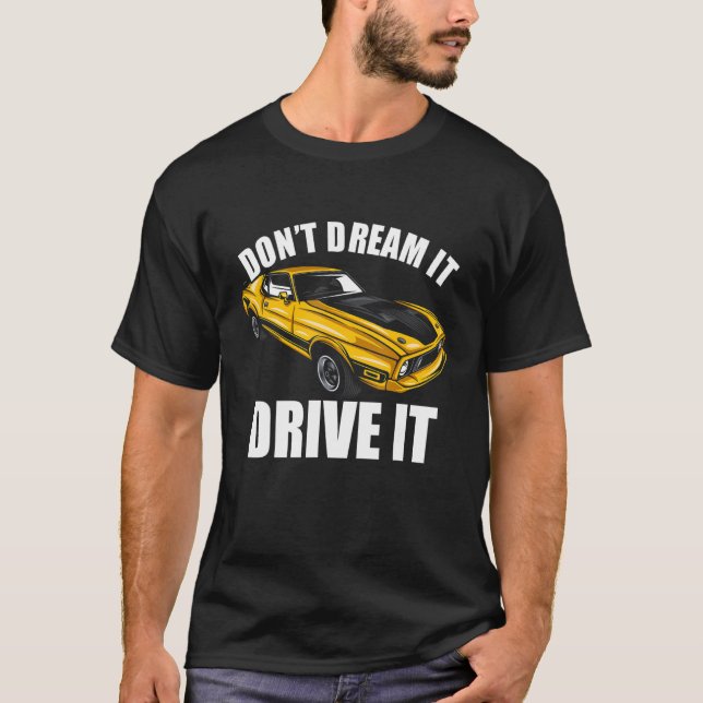 Camiseta Não sonhe que ele a conduz a uma Cara de carro eng (Frente)