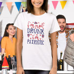 Camiseta Não sou Bebado de ser um Vinho Patriótico no passa<br><div class="desc">Não sou Bebado de ser Patriótico! 🍺 caso alguém pergunte, não apenas mostre sua camisa a eles! 😂 Estas camisas patrióticas engraçadas são perfeitas para a sua reunião de família militar ou para a celebração do dia 4 de julho. 🇺 🇸 ver nossa coleção de reunião militar da família, convites,...</div>