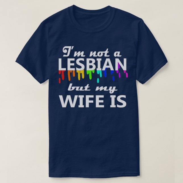 Camiseta Não Sou Lésbica, Mas Minha Esposa É Casal Casada L (Frente do Design)