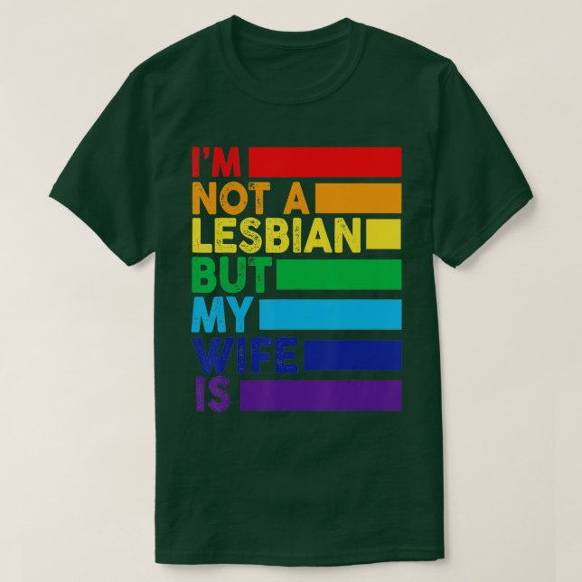 Camiseta Não Sou Lésbica, Mas Minha Esposa É Engraçada LGBT (Frente do Design)