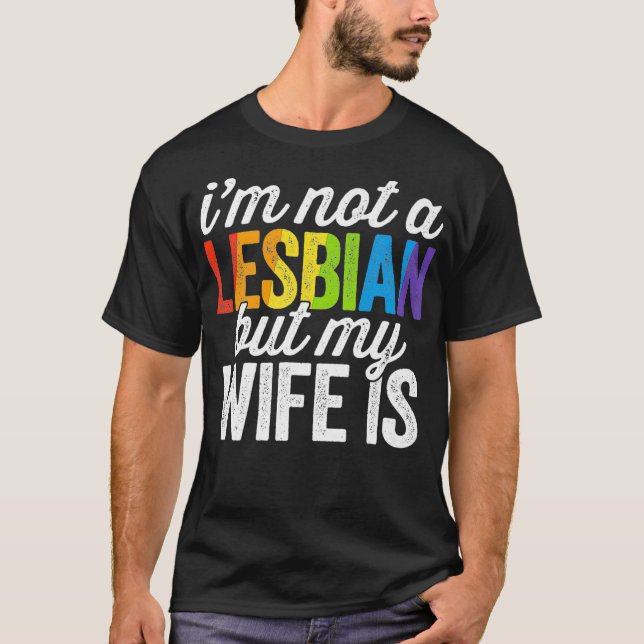 Camiseta Não Sou Lésbica, Mas Minha Esposa É LGBT Lésbica E (Frente)