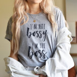 Camiseta Não sou o chefe, sou o chefe | Citação de Tipograf<br><div class="desc">Não sou mandão,  sou o chefe. Faça a distinção clara com a nossa fofinha tipografia,  com a citação em letras azuis azuis de meia-noite com um fundo cor-de-água cor-de-rosa pincelada. Um presente perfeito para o seu chefe favorito,  querida!</div>