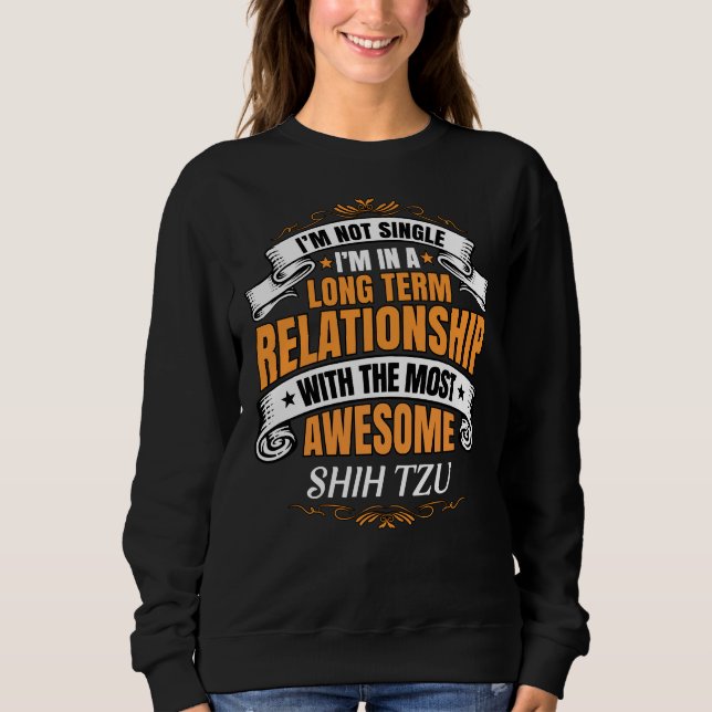 Camiseta Não Sou Solteiro De Estar Numa Relação A Longo Pra (Frente)