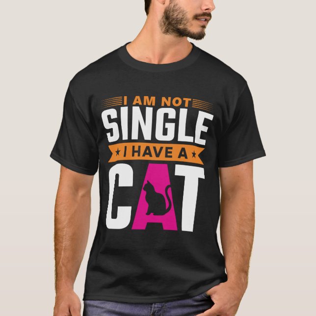 Camiseta não sou solteiro de ter um gato (Frente)