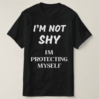 CAMISETA NÃO SOU TÍMIDO, ESTOU ME PROTEGENDO