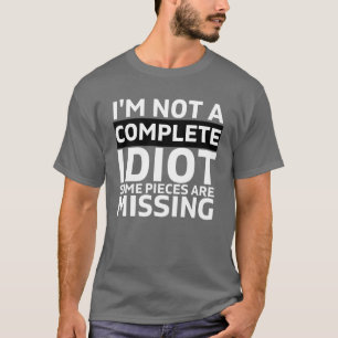 Camiseta NÃO SOU UM IDIOTA COMPLETO. Algumas peças estão