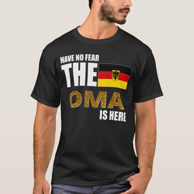 Camiseta Não Tenha Medo De Que A Oma Esteja Aqui Na Bandeir (Frente)