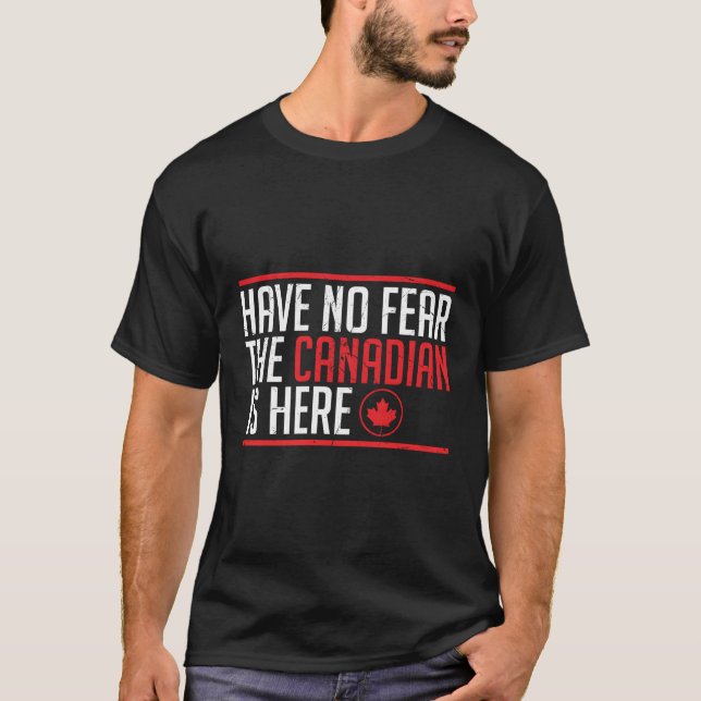 Camiseta Não Tenha Medo Que O Canadense Esteja Aqui Folha D (Frente)