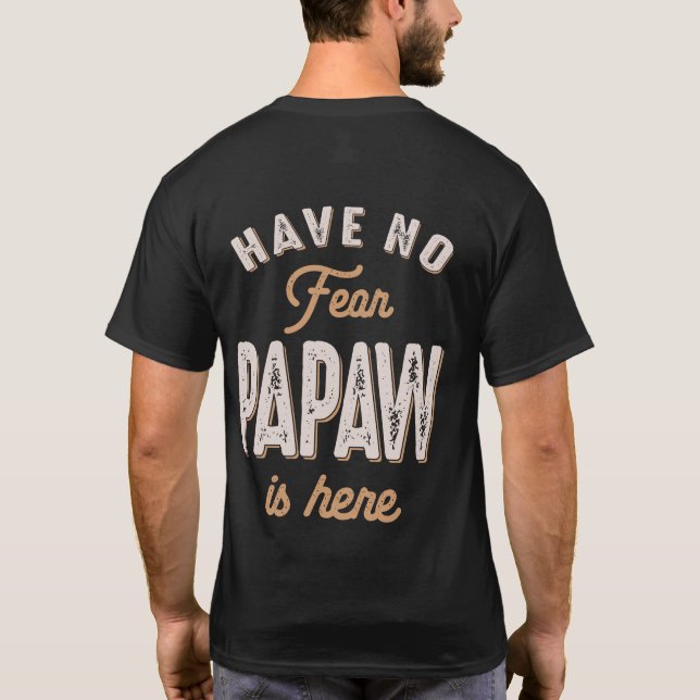 Camiseta Não Tenha Medo Que O Papaw Está Aqui Um Dia de os  (Verso)