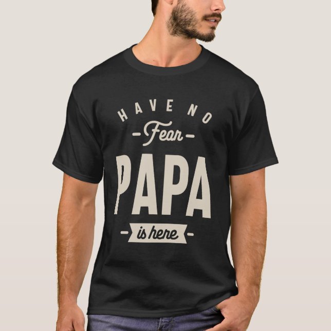 Camiseta Não tenha medo que papai esteja aqui - Pai e vovô  (Frente)