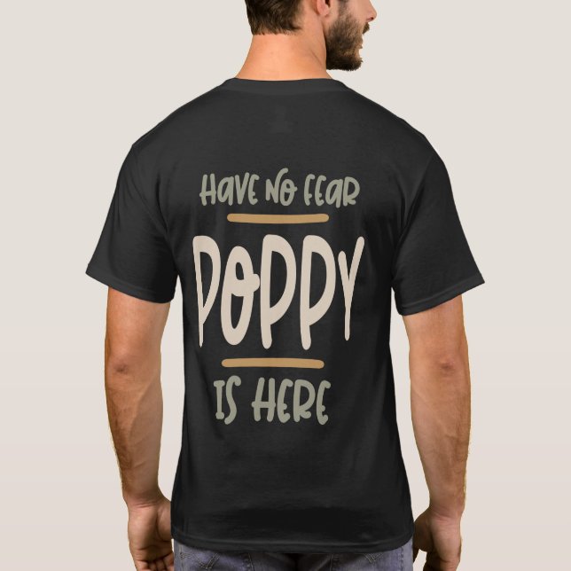 Camiseta Não Tenha Medo Que Poppy Esteja Aqui - Padre e Avô (Verso)
