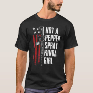 Camiseta Não Uma Garota de Spray de Pimenta Tipo Arma Mulhe