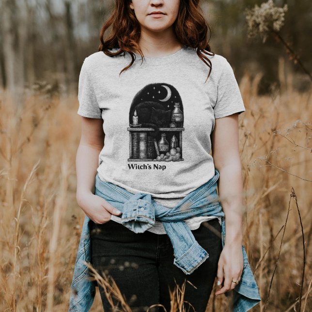 Camiseta Nap de bruxa - Gato preto dormindo na prateleira d (Criador carregado)