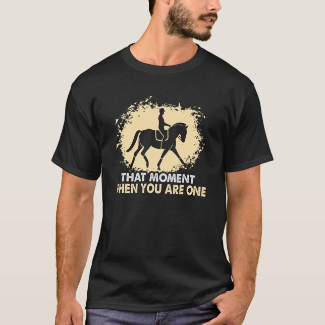 Camiseta Naquele Momento Em Que Você É Um Cavaleiro E Caval (Frente)