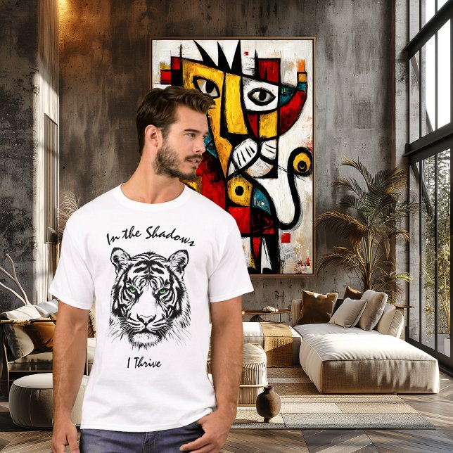 Camiseta Nas Sombras, Eu Vivo - Arte em Linha Tigre (Criador carregado)