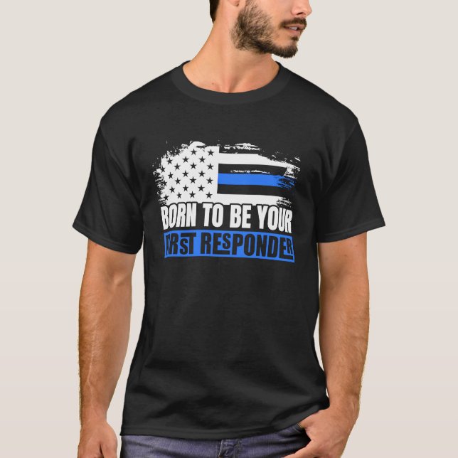 Camiseta Nascer De Ser Sua Primeira Polícia Respondente Dis (Frente)