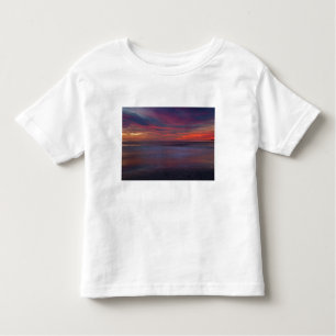 Camiseta Nascer do sol de cor roxa na costa oceânica