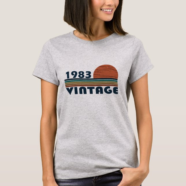 Camiseta Nascer em presente de aniversário de 1983 (Frente)