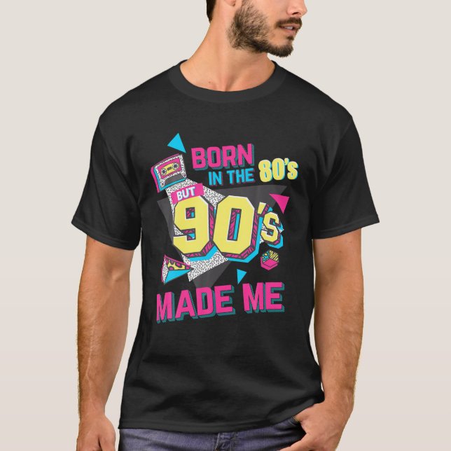 Camiseta Nascer Nos Anos 80 Mas 90 Me Deu Presente. Eu Amo  (Frente)