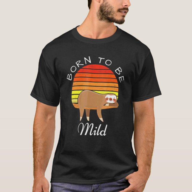Camiseta Nascer Para Ser Leve Retro Sunset Sloth Pun (Frente)