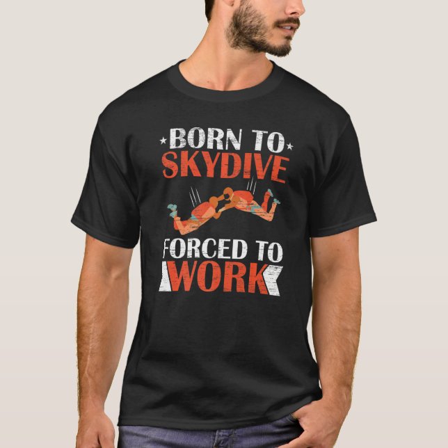 Camiseta Nascer Para Skydive Forçado A Trabalhar Paraqueand (Frente)