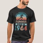 Camiseta Nascer Runner em 1964 60th Birthday Gift Running P<br><div class="desc">Nunca subestime um nascer Runner em 1964. Ideal vintage 60th Birthday Gift para entusiasta com 60 anos. Homens e mulheres que adoram correr e ir à corrida vão adorar isso para o dia de os pais ou o natal.</div>