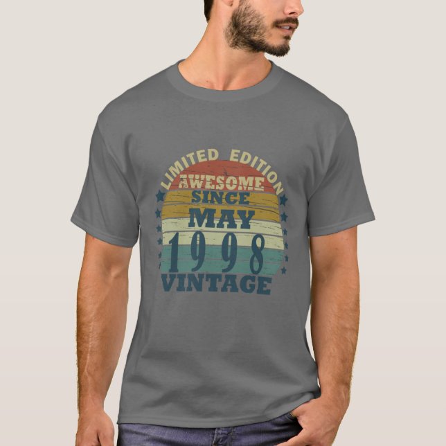 Camiseta Nascido em maio de 1998 presente de aniversário vi (Frente)