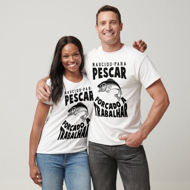 Camiseta Nascido Para Pescar Forçado a Trabalhar (Unissex)