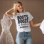 Camiseta Nashville Bachelorette Boots Booze Besties Persona<br><div class="desc">Procurando o presente perfeito de festa de solteira? Não olhe mais do que nossa festa de solteira Nashville ganhando camiseta personalizada rowdy! Esta camisa hilária é perfeita para qualquer garota celebrando seu próximo casamento. A camisa é feita de materiais de alta qualidade e com certeza faz sua solteira sorrir. Esta...</div>