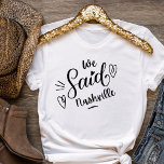 Camiseta Nashville Bridal Party Bridesmaid Shirt<br><div class="desc">Um design moderno bonito para a festa de casamento ou para uma solteira se livrar. As palavras irrisórias" Dissemos Nashville " numa chalé branca, tem coração e é certo que será notado. Destino da festa de solteira... Nashville. Podem ser vestidos para janto de ensaio, e juntamente com a sua festa...</div>