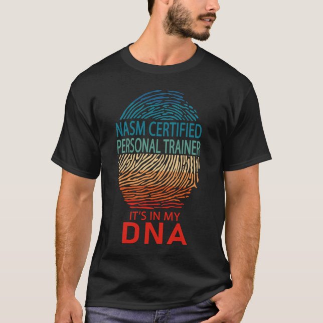 Camiseta Nasm Certified Personal Trainer Está no meu DNA (Frente)
