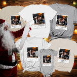 Camiseta Natais vintages Legal de Imagem da Família Persona<br><div class="desc">Celebre a temporada de festas com um toque de nostalgia na nossa Camisa Tripla de Blend "Personalizada Family Picture Legal". Perfeito para aqueles que amam a vibração retrorreflectora, esta camisa transforma sua foto favorita da família em um eterno de roupa de feriado. Quer você esteja procurando camisetas de grupo para...</div>