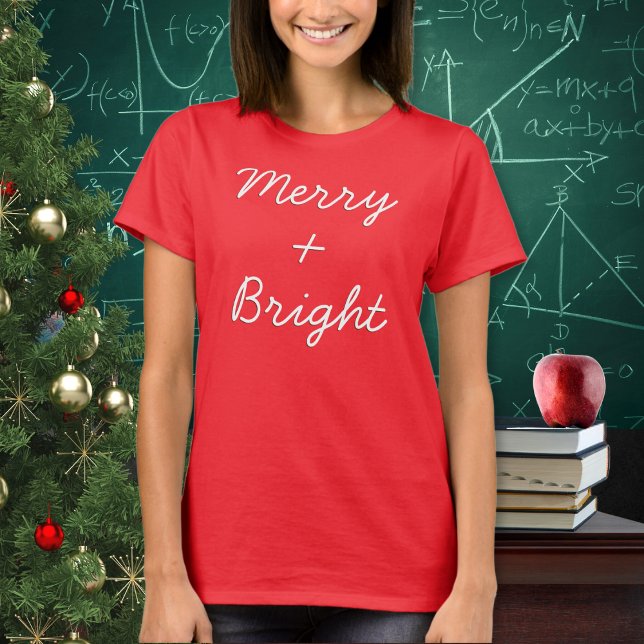 Camiseta Natal Alegre e Brilhante com Sinal de Mais Engraça (A festive t-shirt with 'Merry + Bright' in a script font. The plus sign adds a mathematical touch)