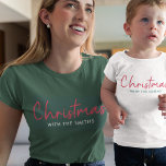 Camiseta Natal da família | Na moda Trendy Forest Green<br><div class="desc">Simples,  na moda,  "Natal com ()" cita camiseta feminina na tipografia moderna minimalista em vermelho festivo,  branco e verde. O design pode ser facilmente personalizado com o(s) seu(s) nome(s) familiar(s),  ano(s) ou com saudação especial para filmes de feriado super fofos!</div>