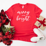 Camiseta Natal das Mulheres Vermelhas Modernas e felizes<br><div class="desc">Uma festa de Natal festiva para mulheres com tipografia moderna de escrita em minúsculas com "Feliz e Brilho" dizendo. O texto branco e o estilo de camisa vermelha podem ser modificados.</div>