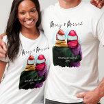 Camiseta Natal de Casal de Script Casado e feliz<br><div class="desc">Feliz e camisas de natal personalizadas e casadas. Esta design de aquarela tem uma ilustração de tendência de um casal vestindo chapéus de Santa. "Feliz & casado" é escrito manualmente no script moderno e o modelo está pronto para você adicionar seus nomes e o ano ou outro texto personalizado.</div>