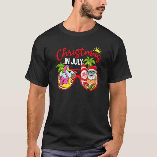 Camiseta Natal Em Julho Papais noeis Óculos Flamingo Surfin (Frente)