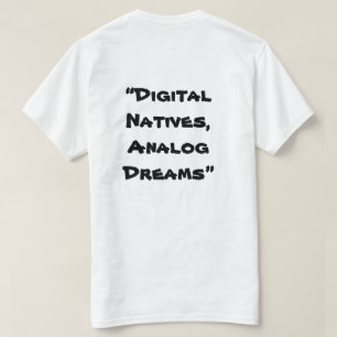 Camiseta "Nativos digitais, sonhos analógicos" em branco