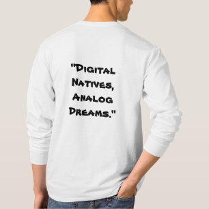 Camiseta "Nativos digitais, sonhos analógicos" em branco