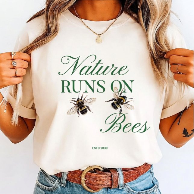 Camiseta Nature Runs On Bees - Eco-Friendly Bumblebee (Criador carregado)