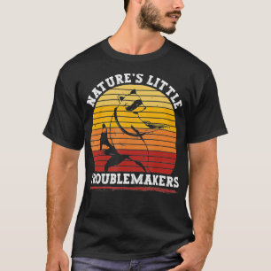 Camiseta Natures Little Troublemakers Engraçado
