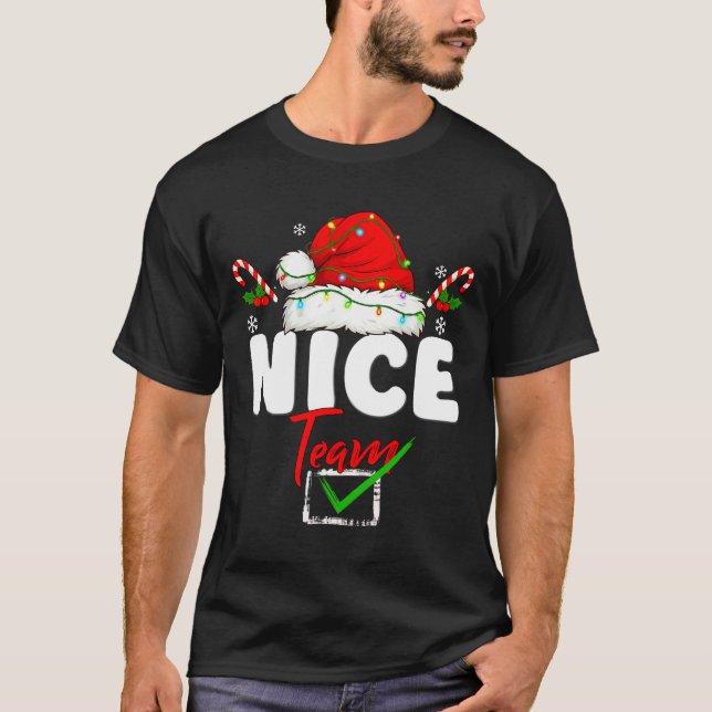 Camiseta Naughty Or Nice Team Matching Christmas Pajama Men (Frente)