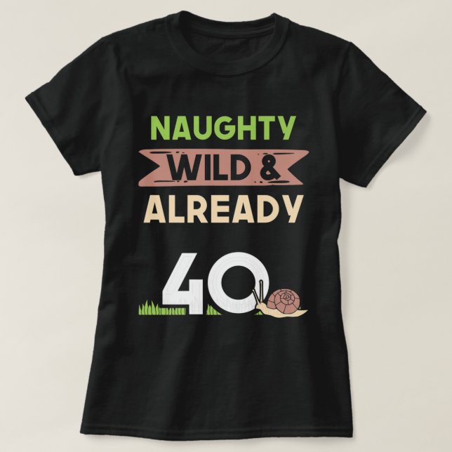 Camiseta Naughty Wild já 40 presentes de caracol de anivers (Frente do Design)