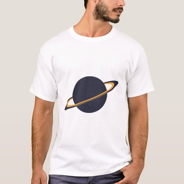 Camiseta Nave Espacial Retro em Órbita do Planeta Escuro -  (Frente)