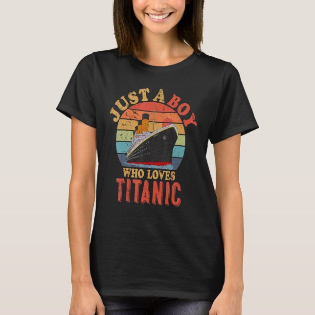 Camiseta Navio Apenas Um Menino Que Ama O Barco Titanic (Frente)