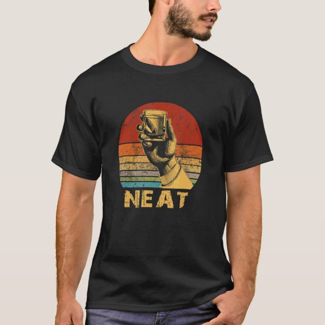 Camiseta Neat Bourbon Whiskey Bebendo (Frente)