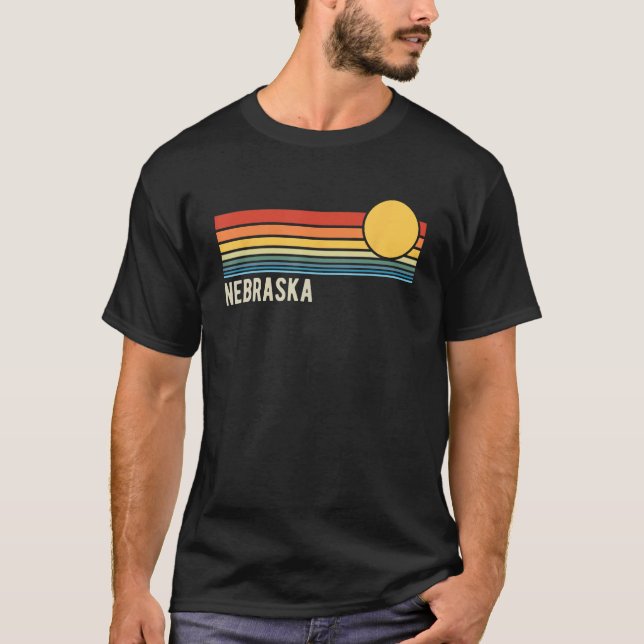 Camiseta Nebraska USA Retro Sunset Style Design (Frente)