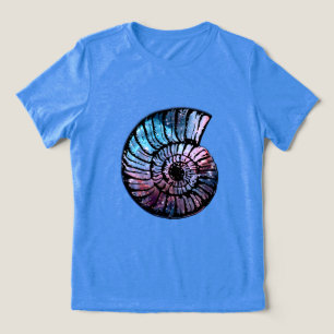 Camiseta Nebulosa com estrelas numa casca de Nautilus