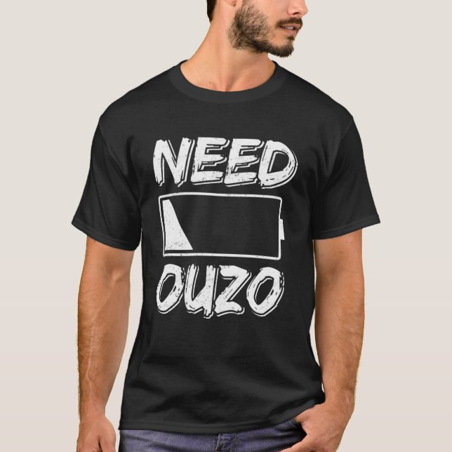 Camiseta Necessita de Recarga de Bateria Ouzo sem a Árvore  (Frente)