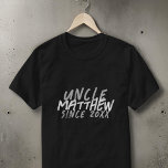 Camiseta Negra Moderna e Branca Grunge Para O Tio Legal<br><div class="desc">Este design moderno e grunhido é composto por tipografia sã-serif.</div>